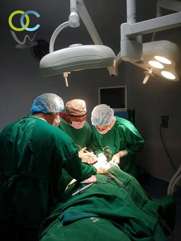 Equipo quirúrgico de Orthodontics City durante una cirugía de implantes dentales